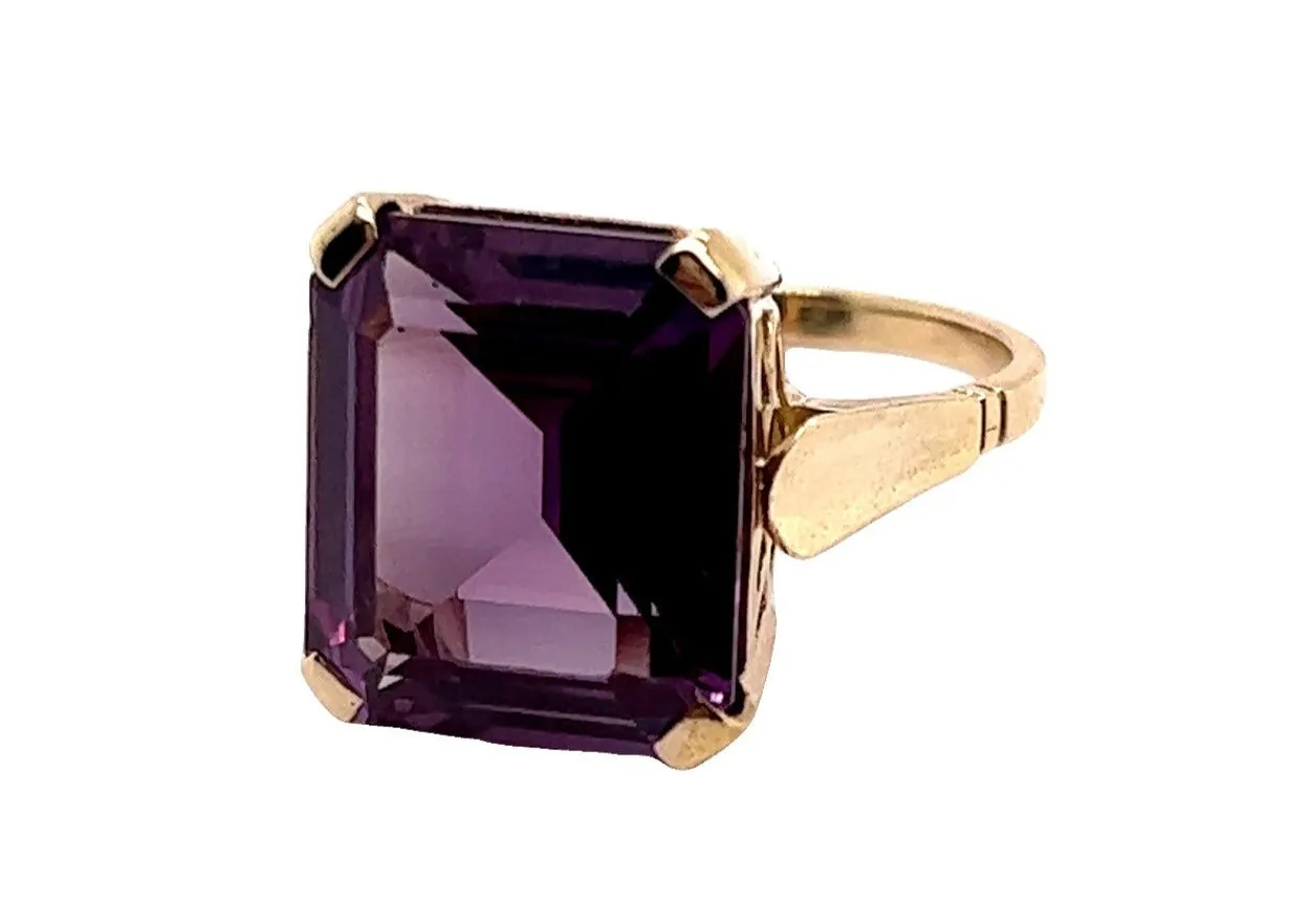 Colour Change Sapphire Yellow Gold Dress Ring