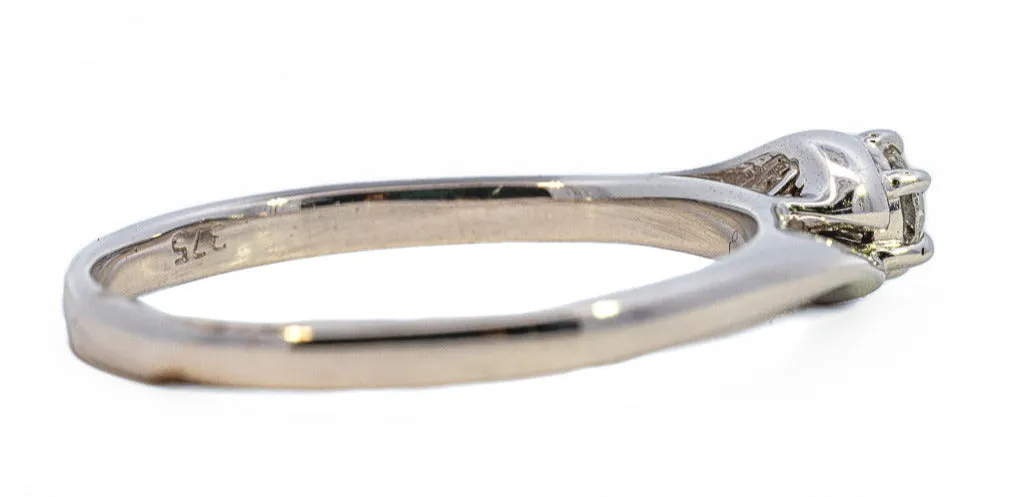 Elegant Diamond Engagement Ring set in 9ct White Gold