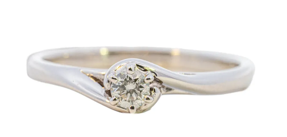 Elegant Diamond Engagement Ring set in 9ct White Gold