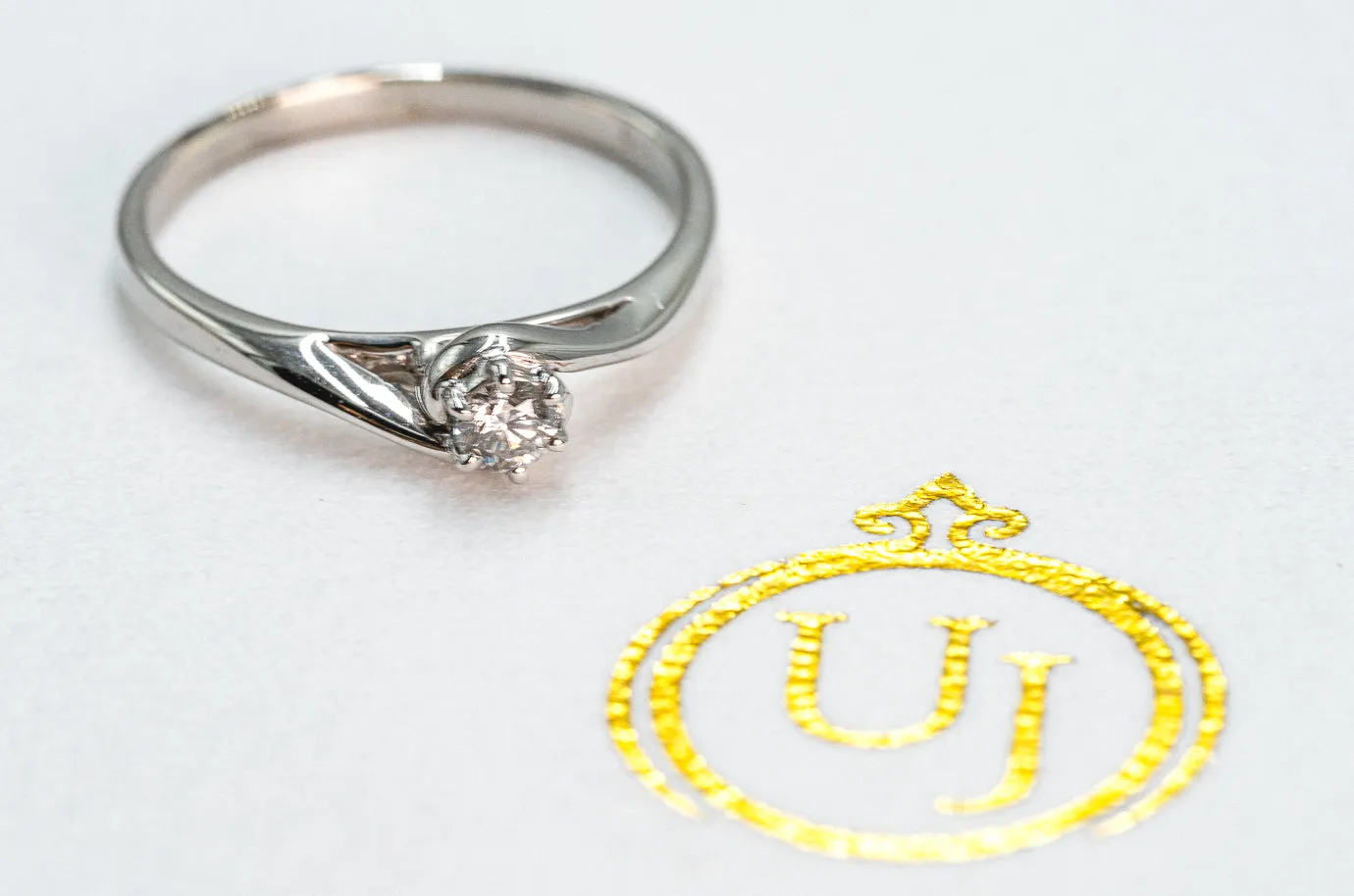 Elegant Diamond Engagement Ring set in 9ct White Gold