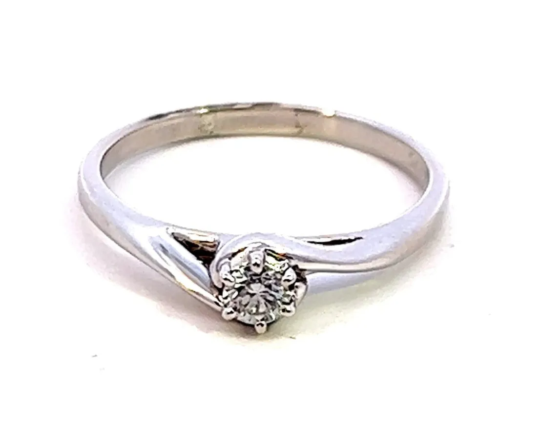 Elegant Diamond Engagement Ring set in 9ct White Gold