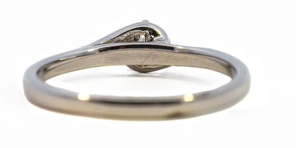 Elegant Diamond Engagement Ring set in 9ct White Gold