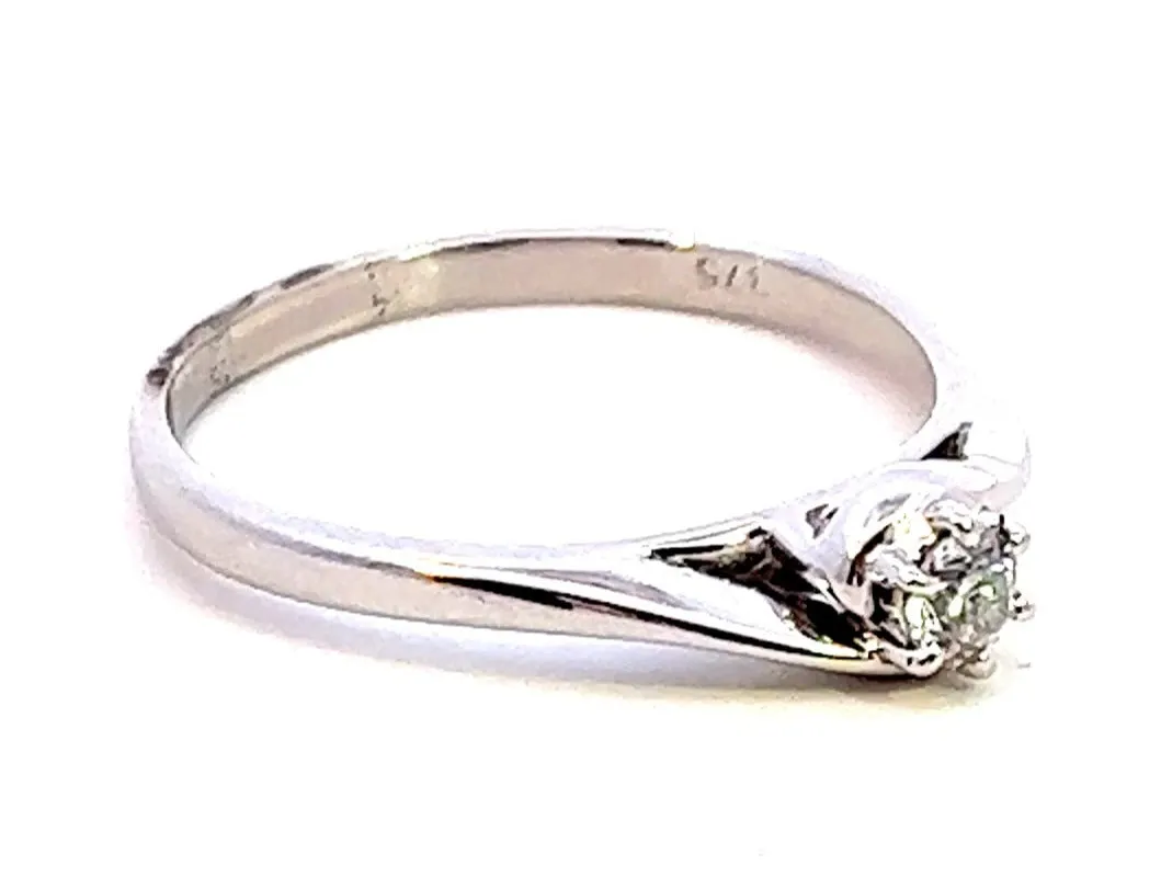 Elegant Diamond Engagement Ring set in 9ct White Gold