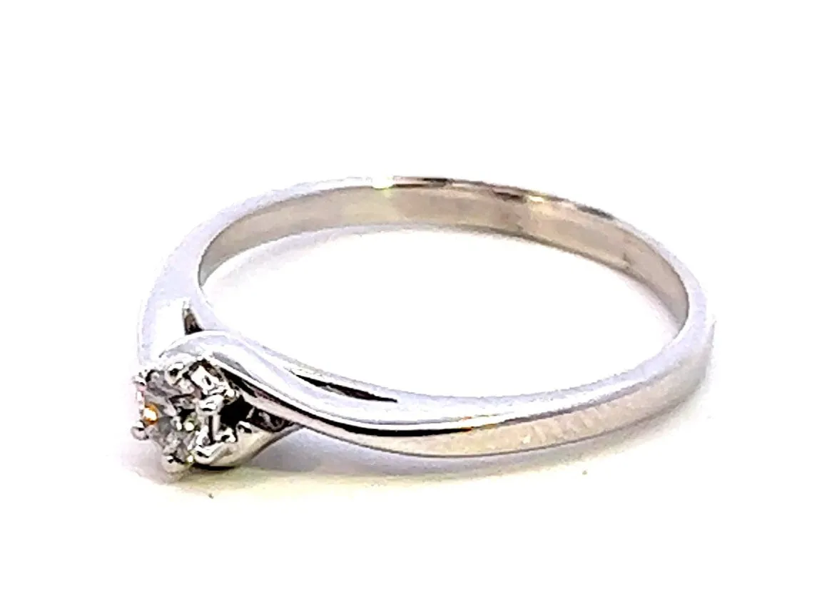 Elegant Diamond Engagement Ring set in 9ct White Gold