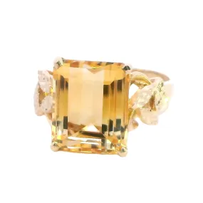 Elegant Yellow Gold Citrine Ring - Classic and Timeless