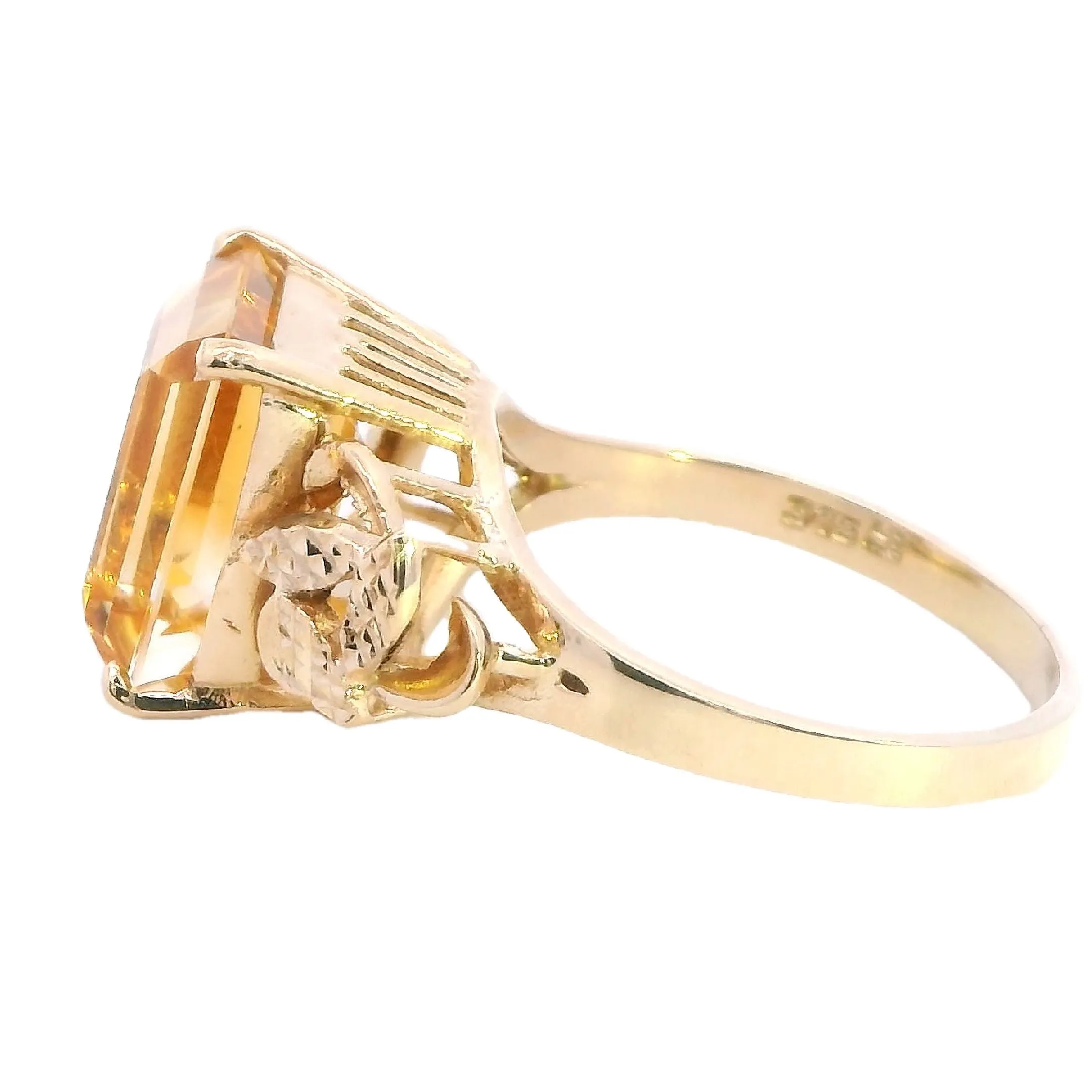 Elegant Yellow Gold Citrine Ring - Classic and Timeless