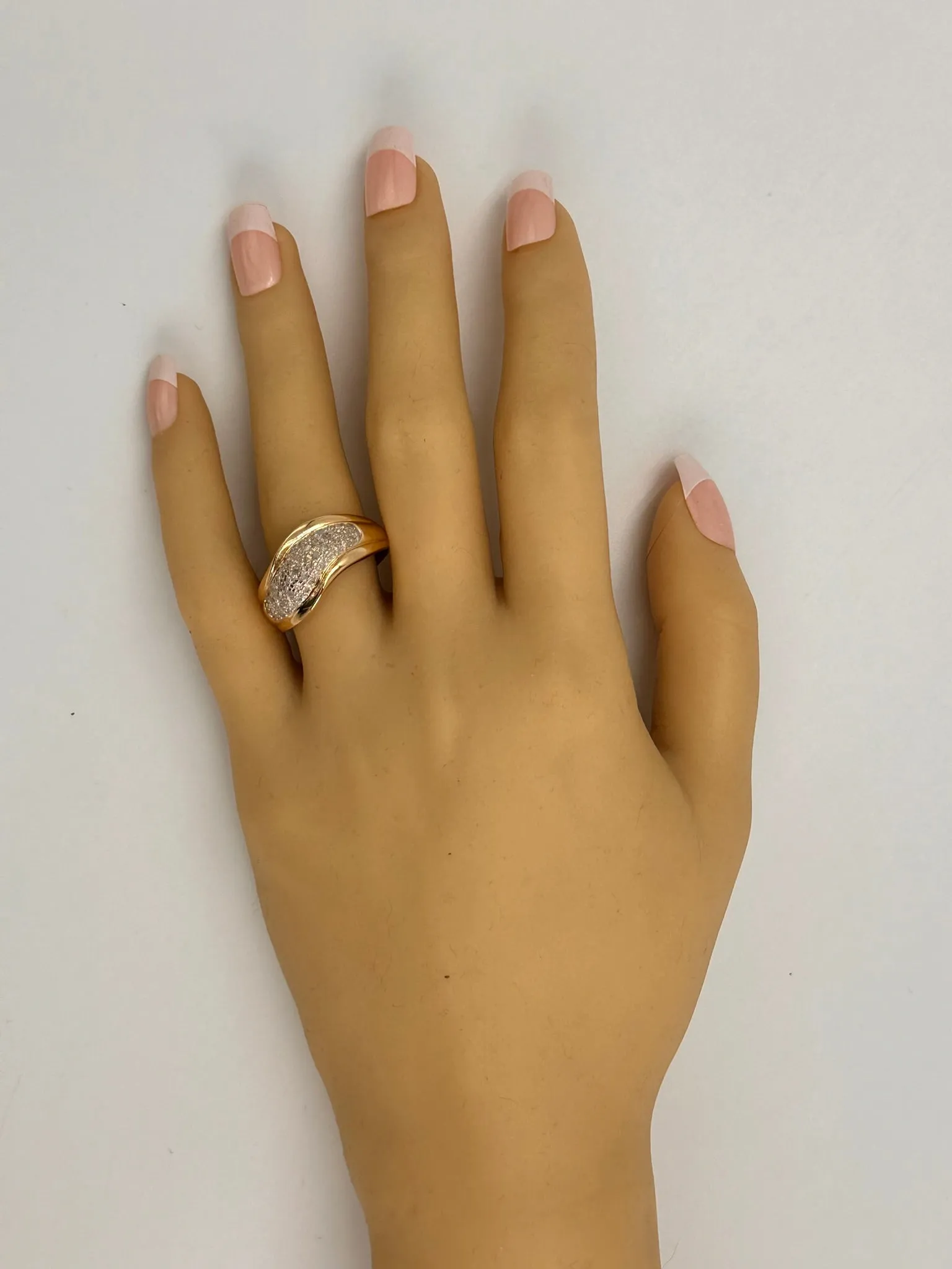 Elegant Yellow Gold Diamond Ring - Perfect for Engagement or Wedding Unisex