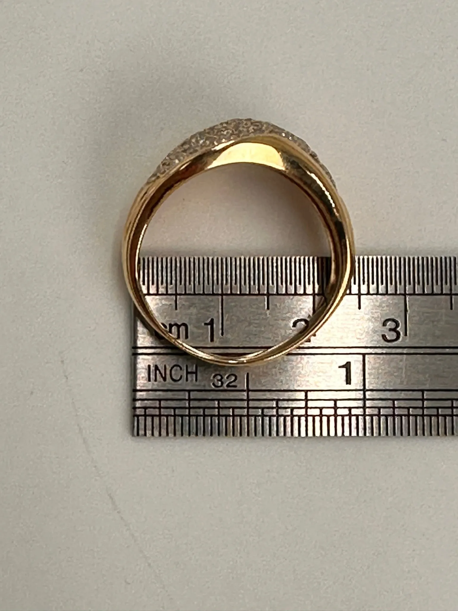 Elegant Yellow Gold Diamond Ring - Perfect for Engagement or Wedding Unisex