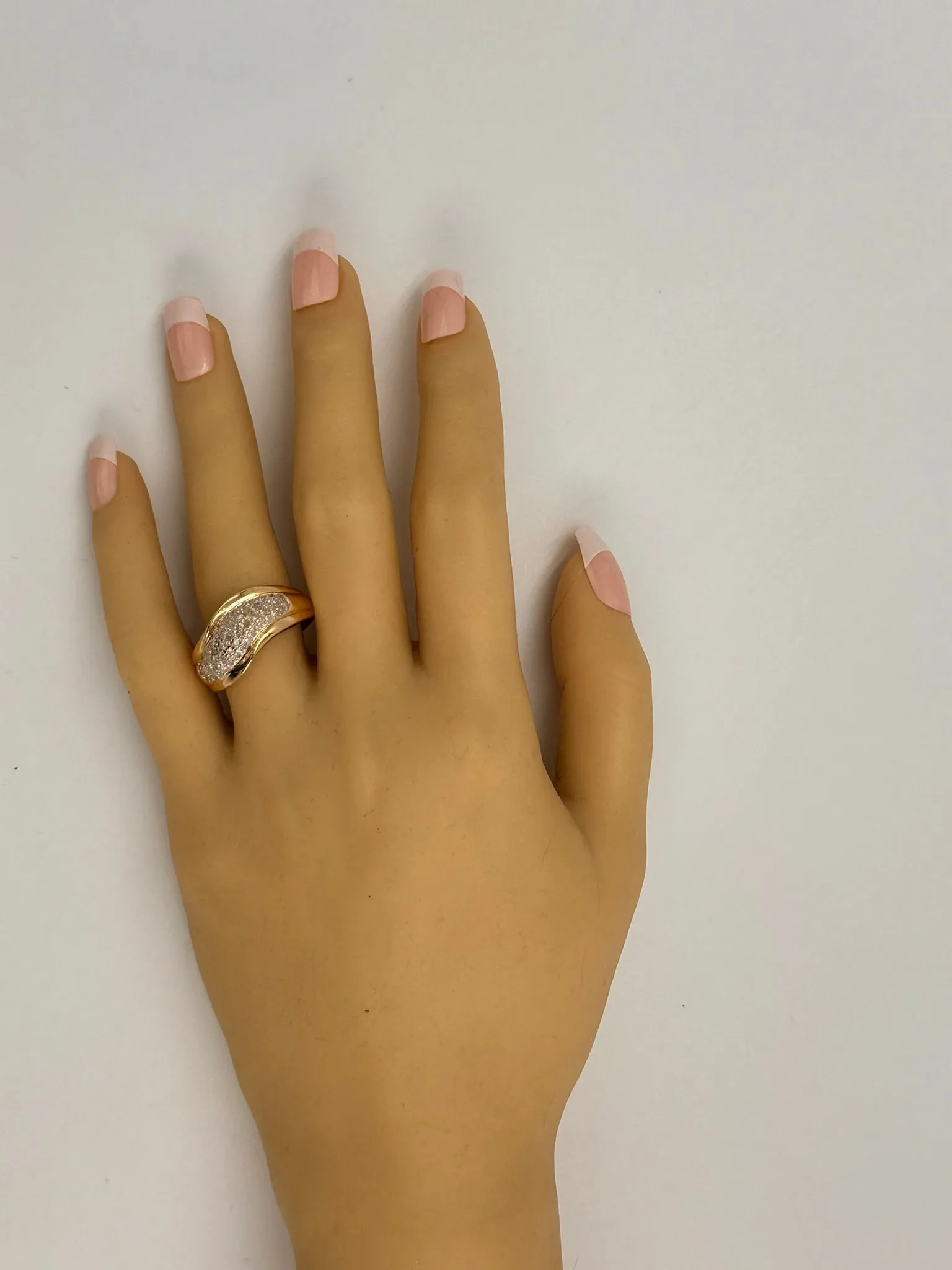 Elegant Yellow Gold Diamond Ring - Perfect for Engagement or Wedding Unisex