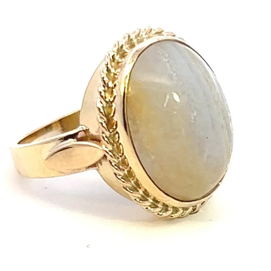 Exquisite 9ct Yellow Gold Oval Agate Ring