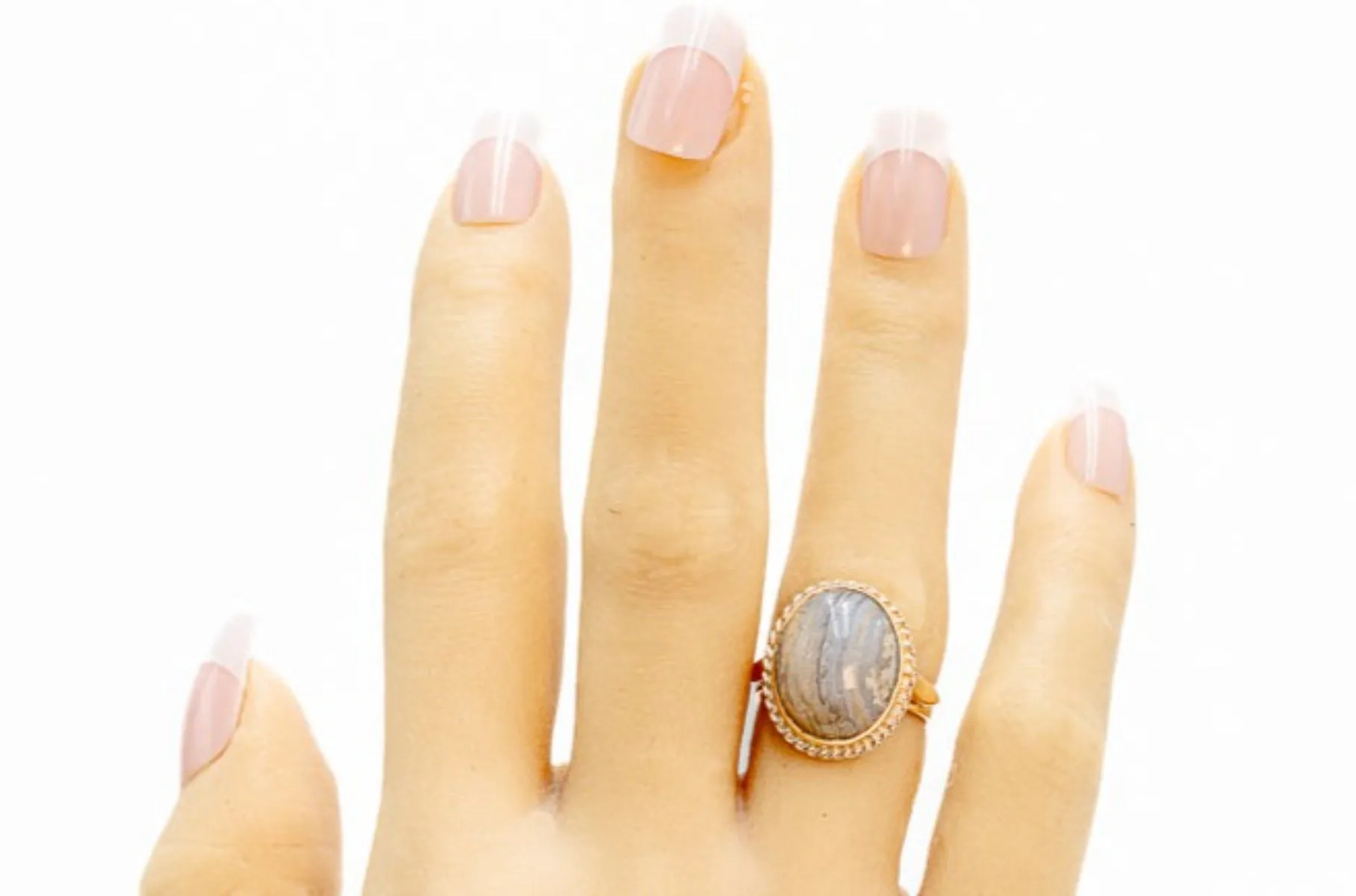 Exquisite 9ct Yellow Gold Oval Agate Ring