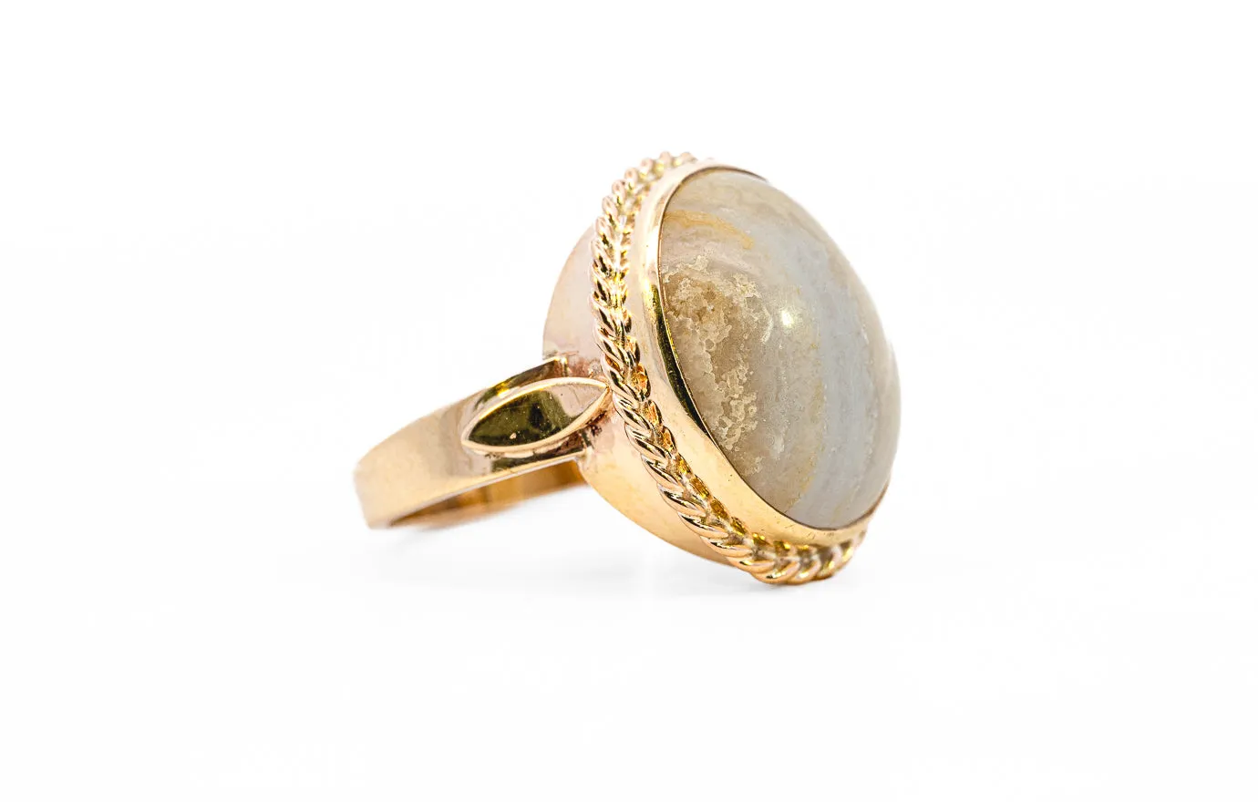 Exquisite 9ct Yellow Gold Oval Agate Ring