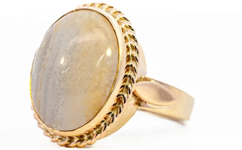 Exquisite 9ct Yellow Gold Oval Agate Ring