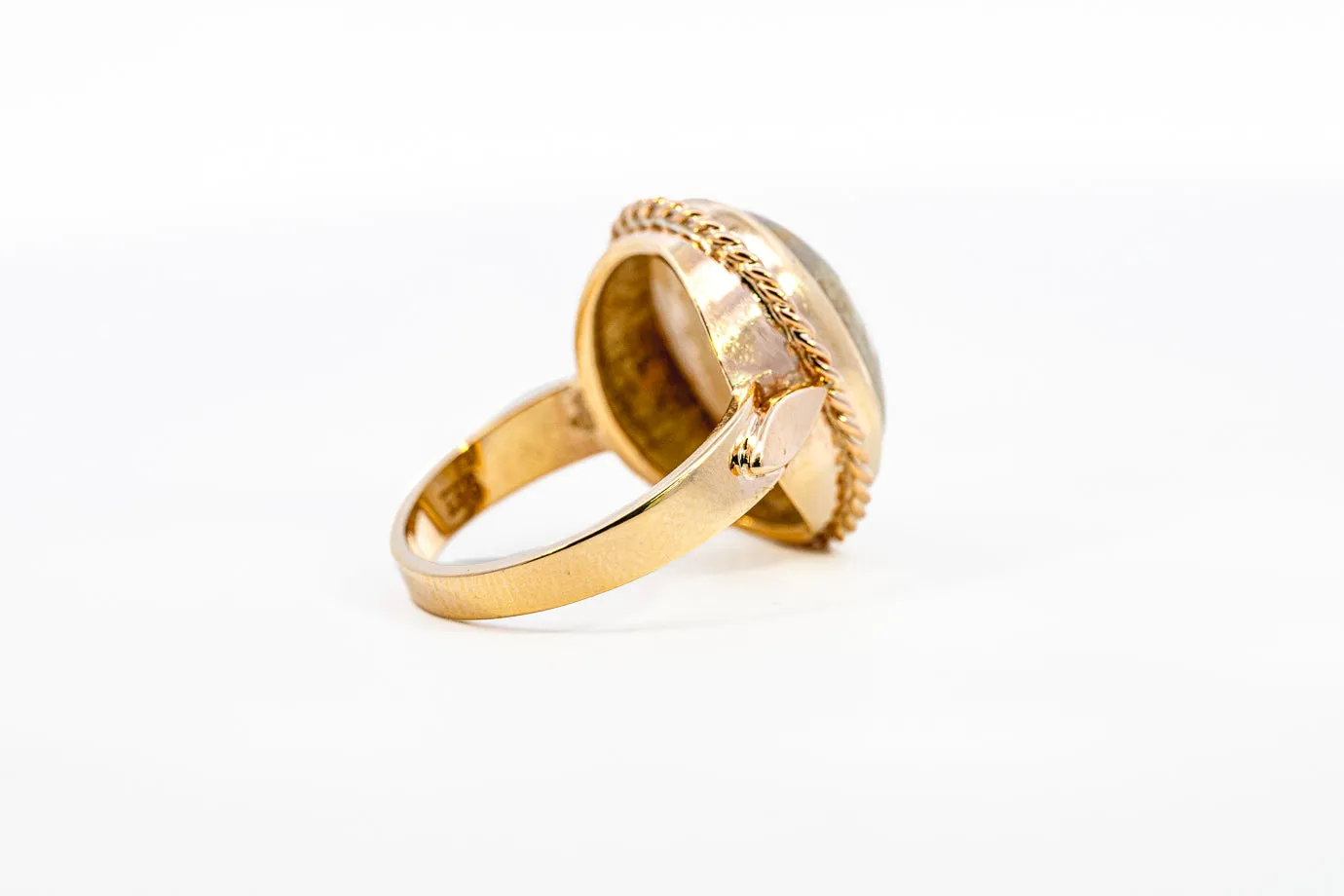 Exquisite 9ct Yellow Gold Oval Agate Ring