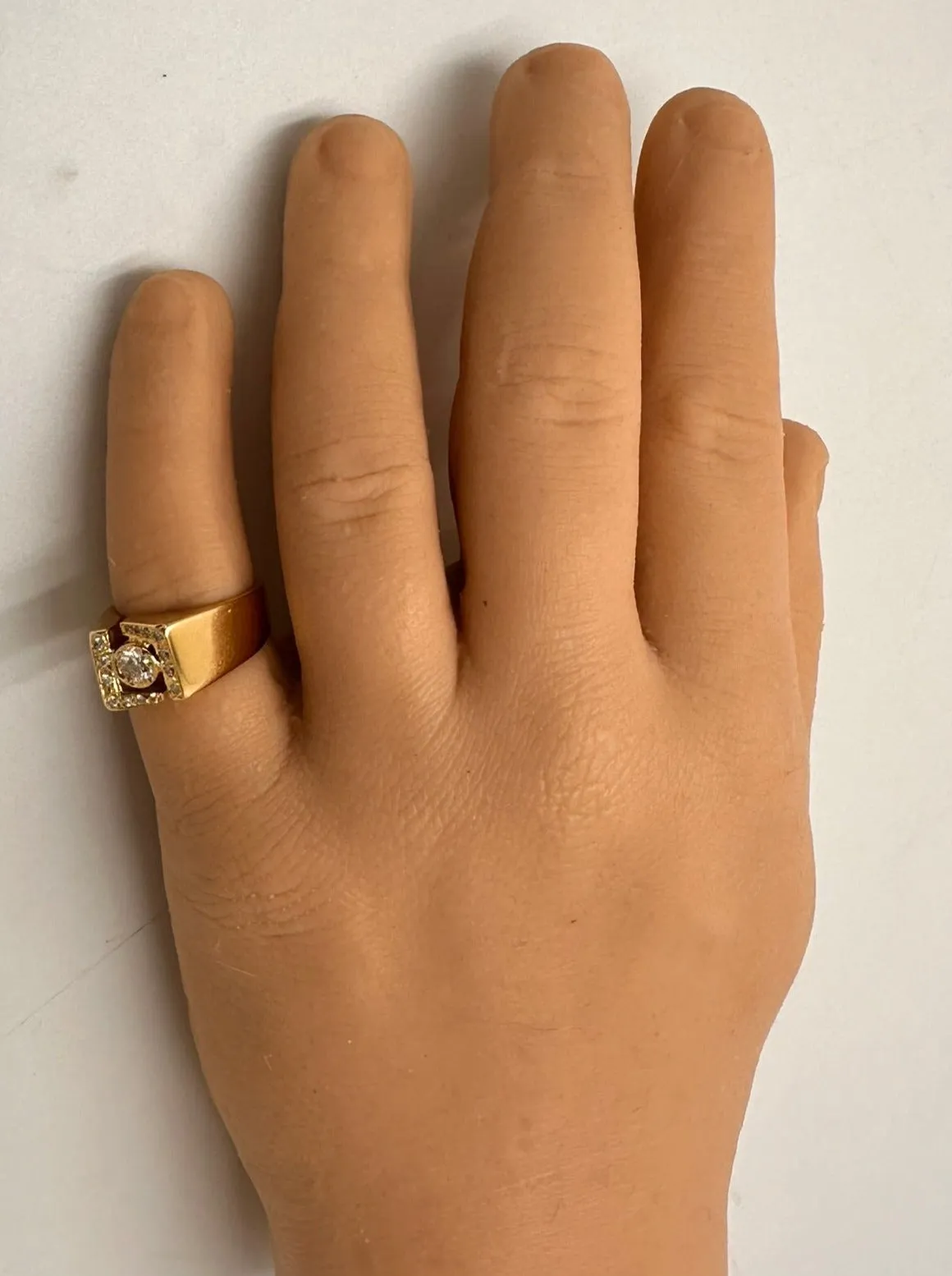 Exquisite Unisex 0.71ct Diamond Ring - Perfect for Valentine's Day or Engagement