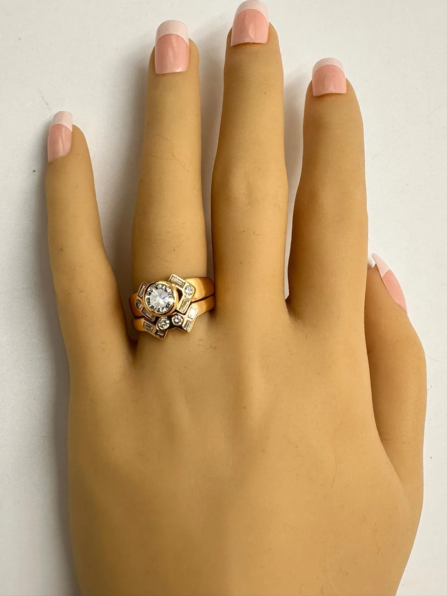 "Valentine's Proposal: Exquisite 1.36ct Diamond Ring Set in 18ct Yellow Gold"