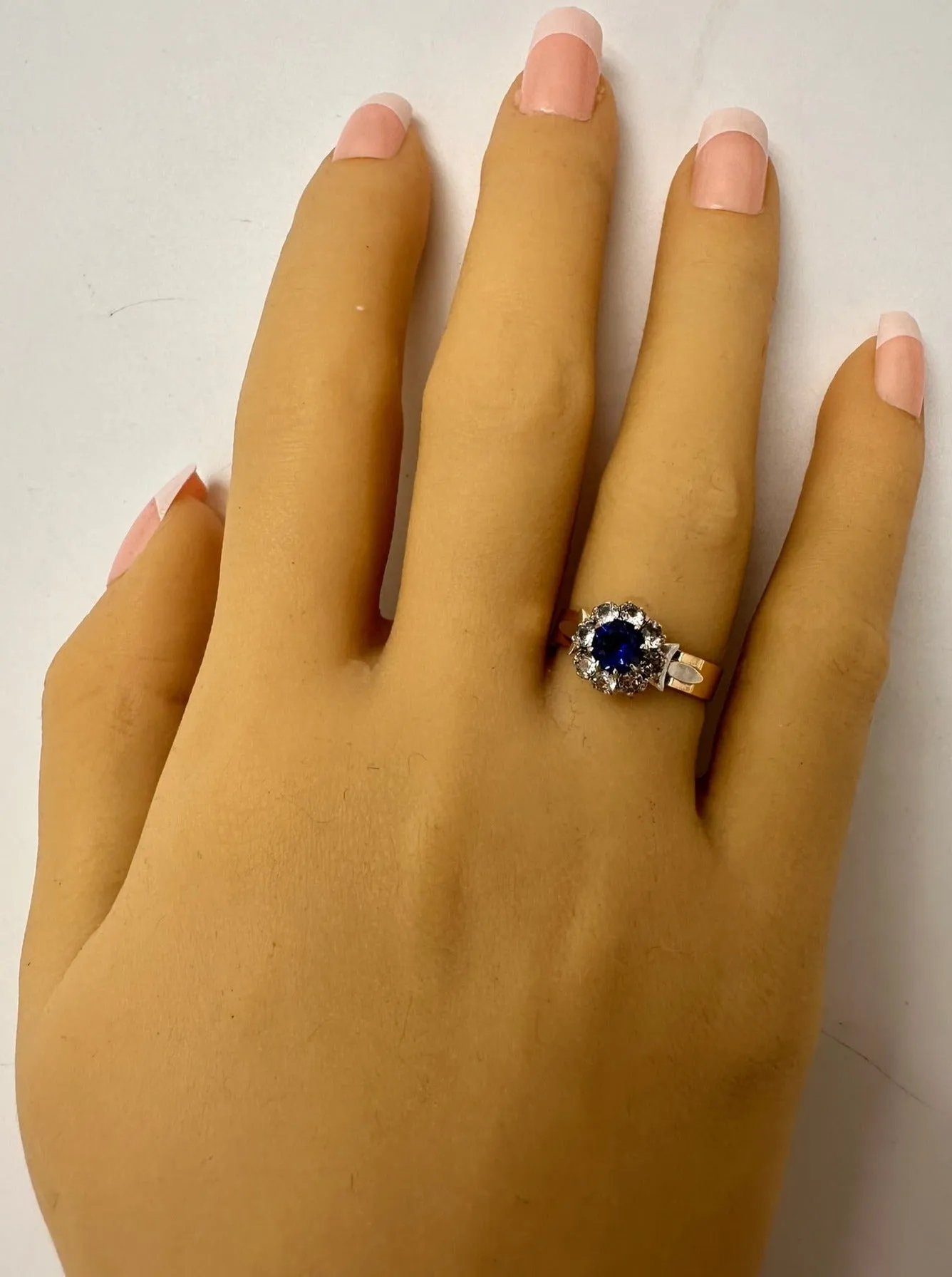 Stunning 9ct Yellow & White Gold Ring with 9 Radiant Synthetic Sapphire & Spinel