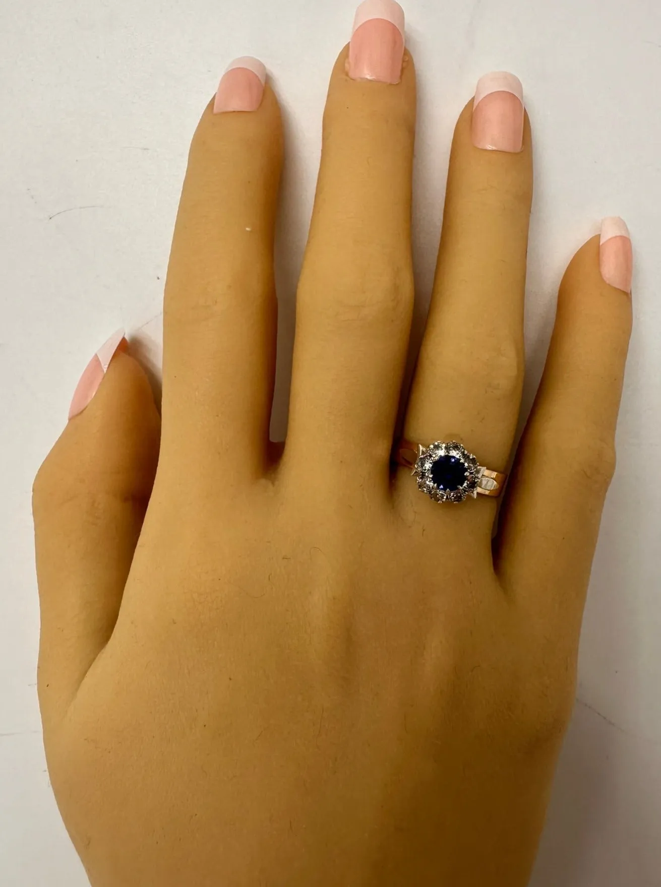 Stunning 9ct Yellow & White Gold Ring with 9 Radiant Synthetic Sapphire & Spinel