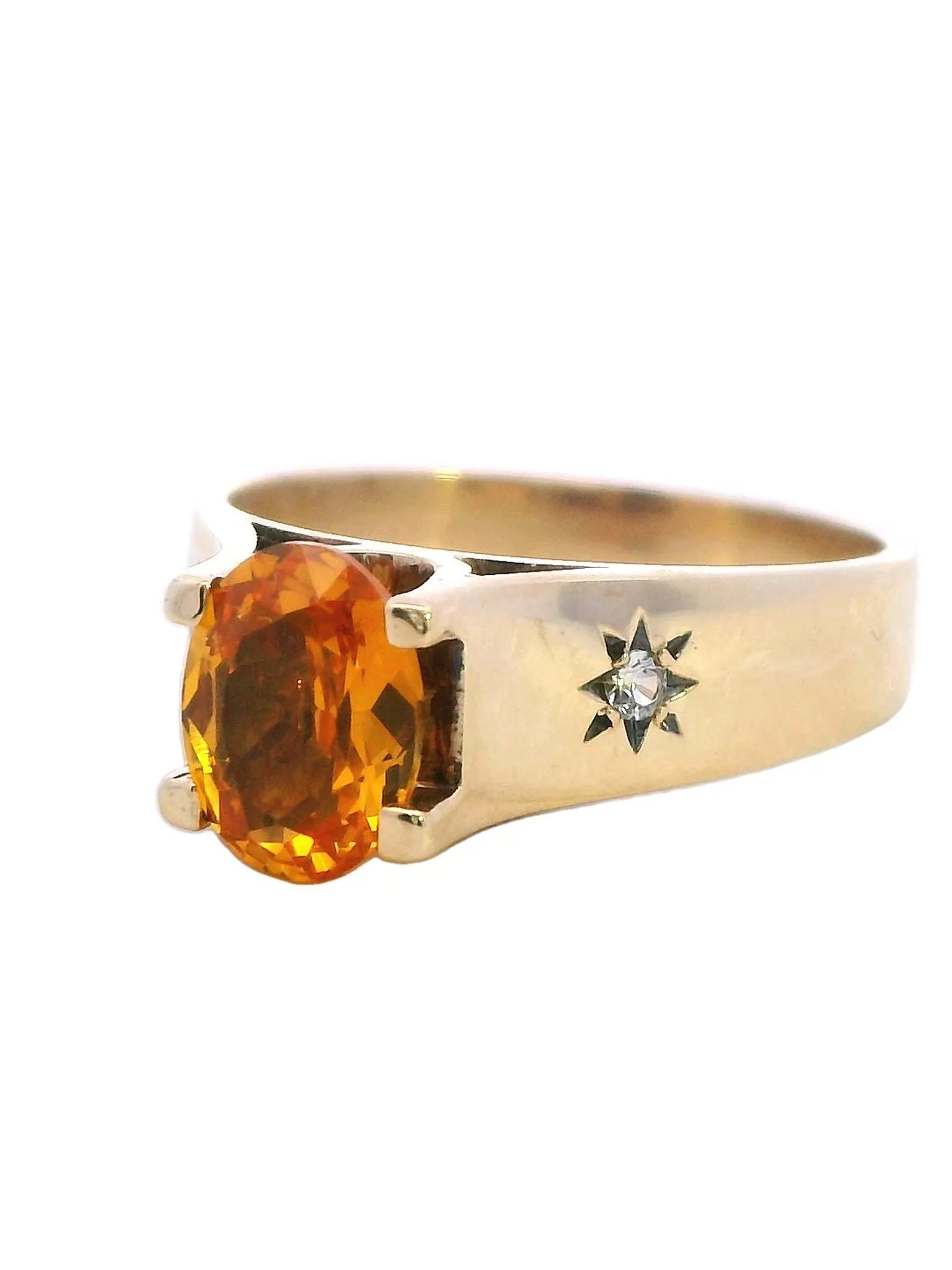 Stunning Yellow Gold Ring with Captivating Golden Sapphire and Diamonds