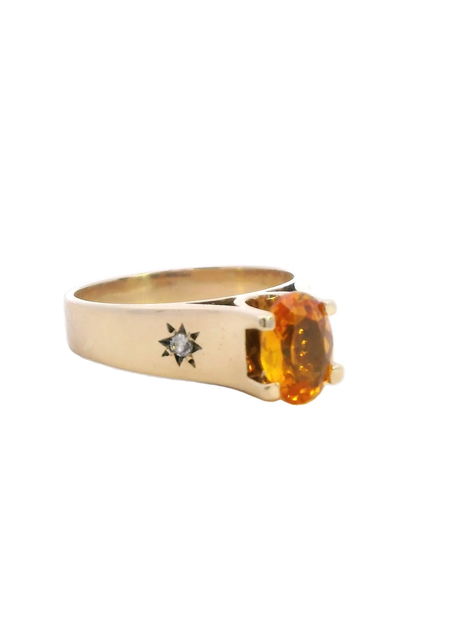 Stunning Yellow Gold Ring with Captivating Golden Sapphire and Diamonds