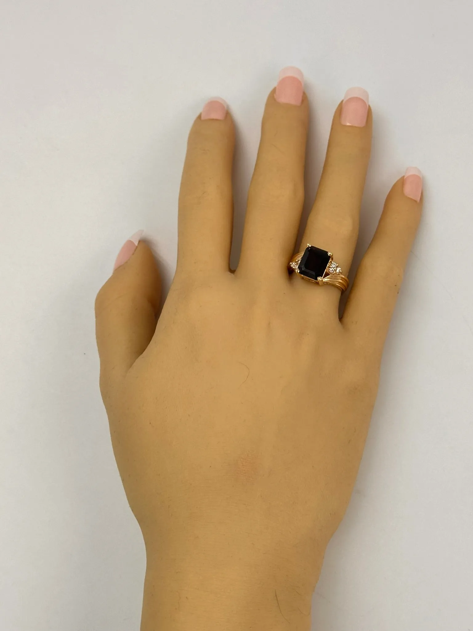 Stunning Yellow Gold Ring with Exquisite Amethyst and Diamonds