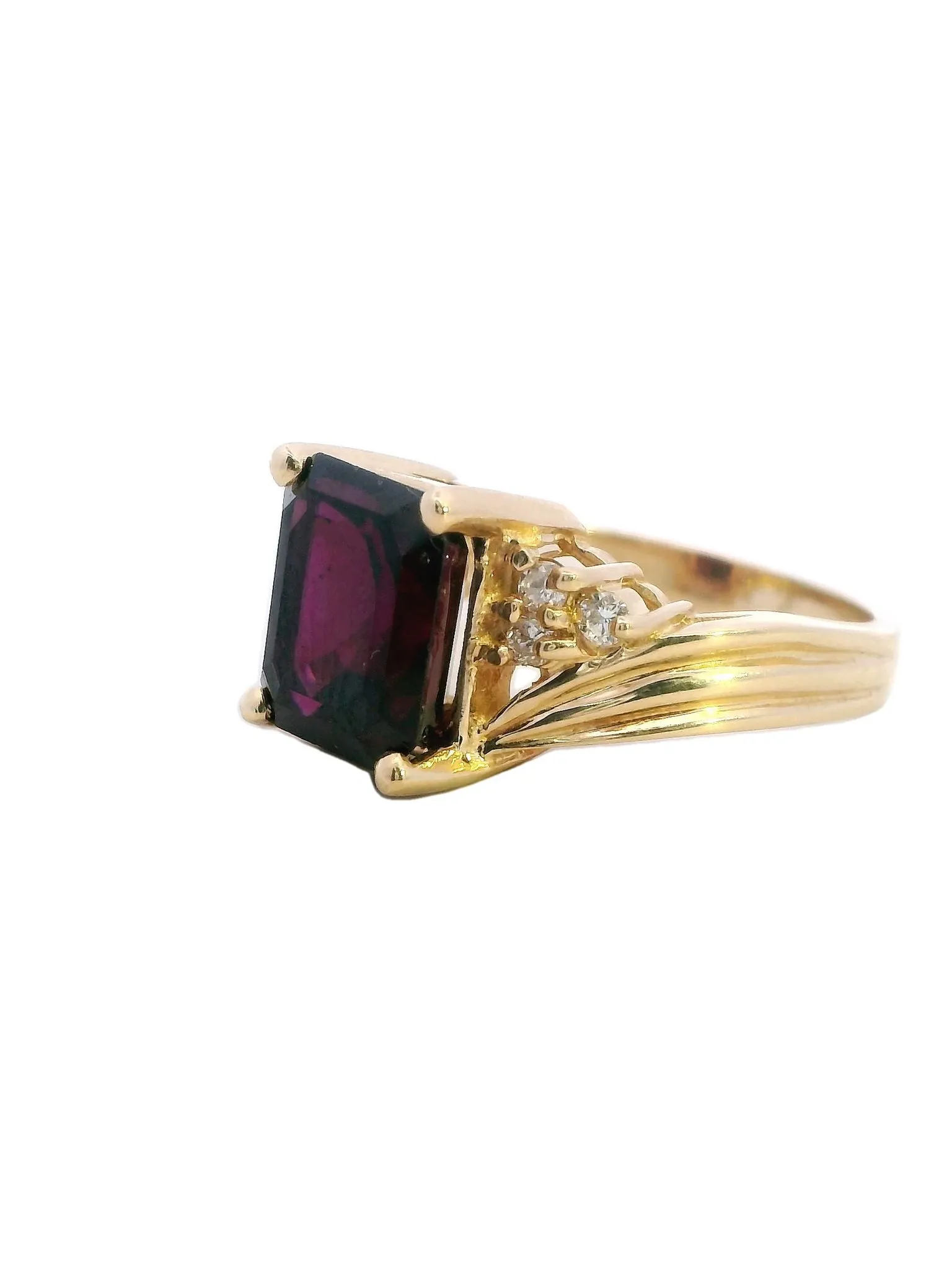 Stunning Yellow Gold Ring with Exquisite Amethyst and Diamonds