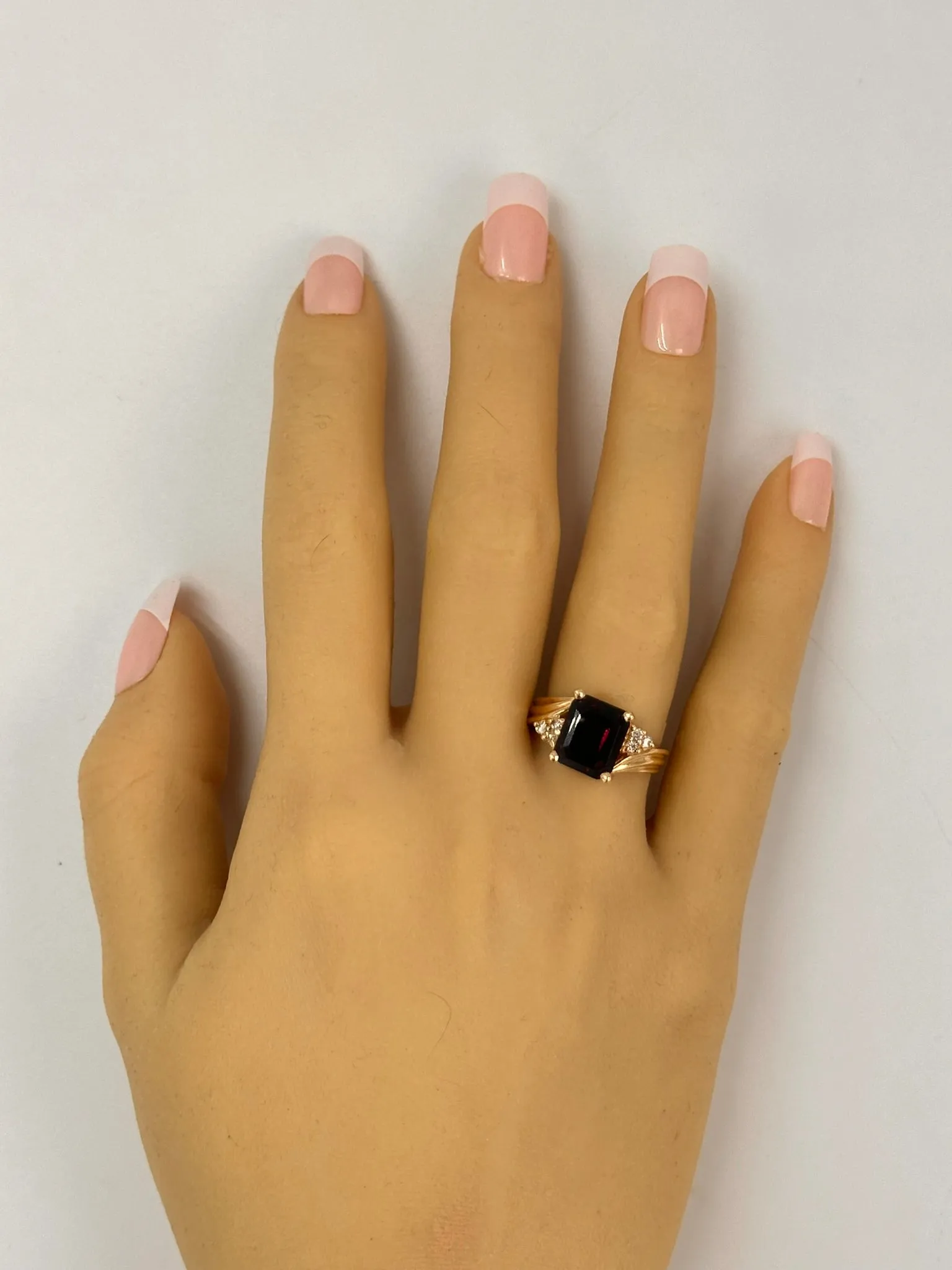 Stunning Yellow Gold Ring with Exquisite Amethyst and Diamonds