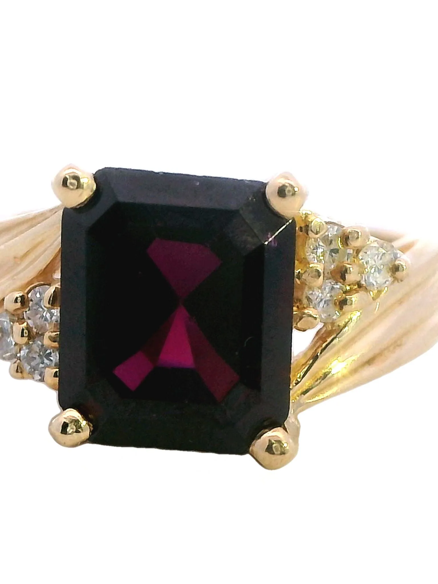 Stunning Yellow Gold Ring with Exquisite Amethyst and Diamonds