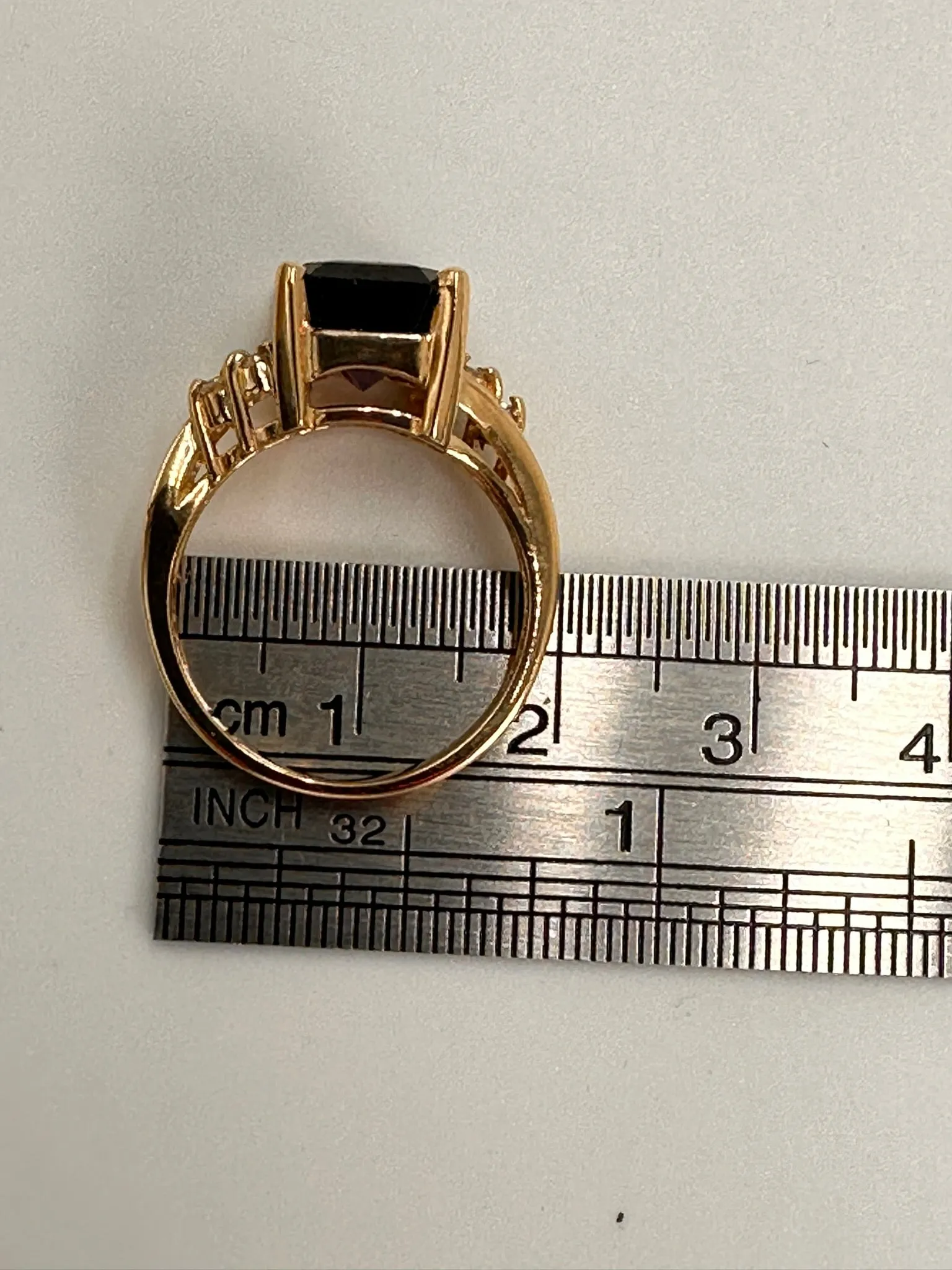 Stunning Yellow Gold Ring with Exquisite Amethyst and Diamonds