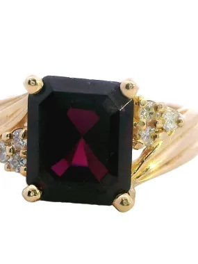 Stunning Yellow Gold Ring with Exquisite Amethyst and Diamonds