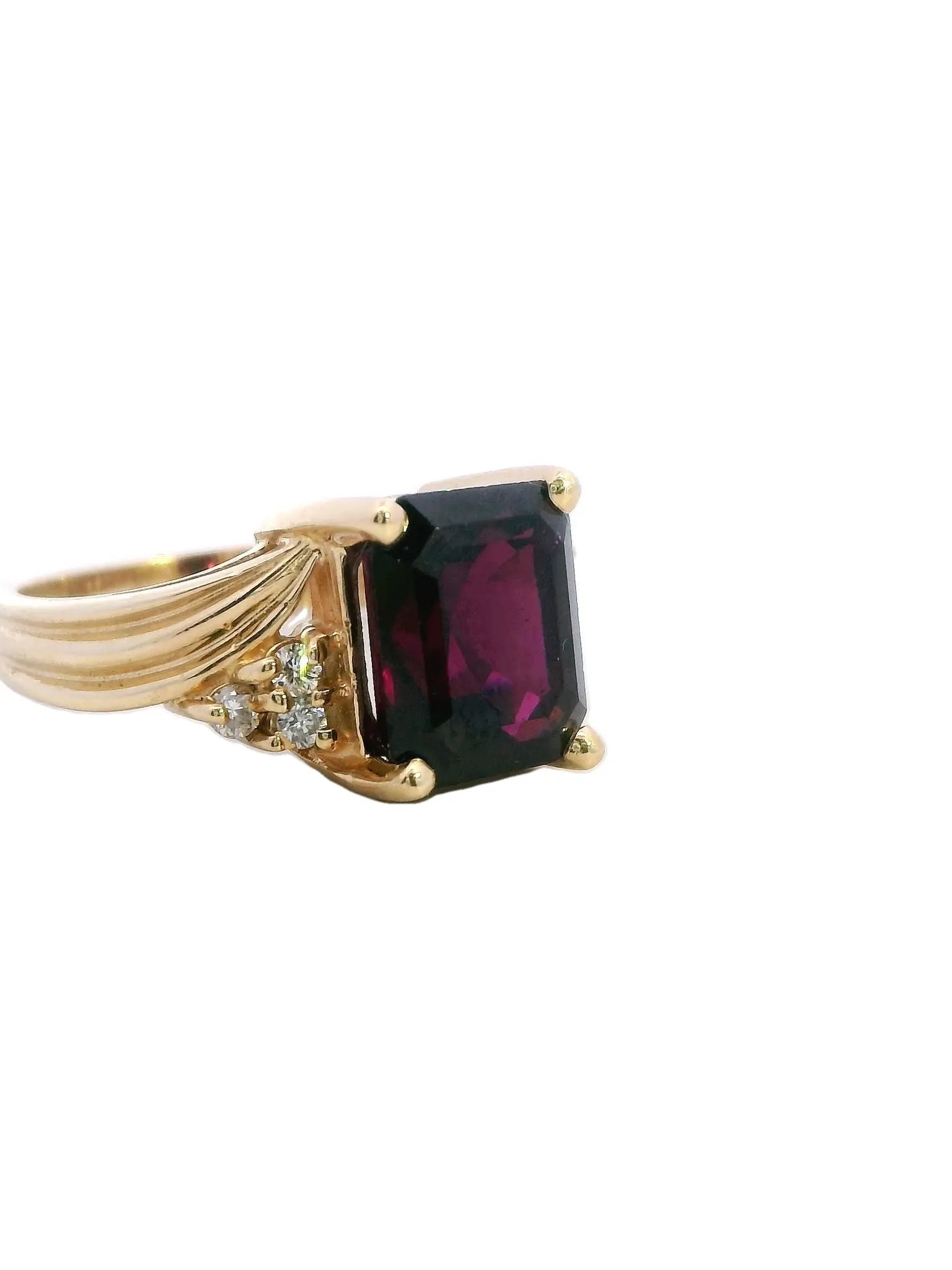 Stunning Yellow Gold Ring with Exquisite Amethyst and Diamonds