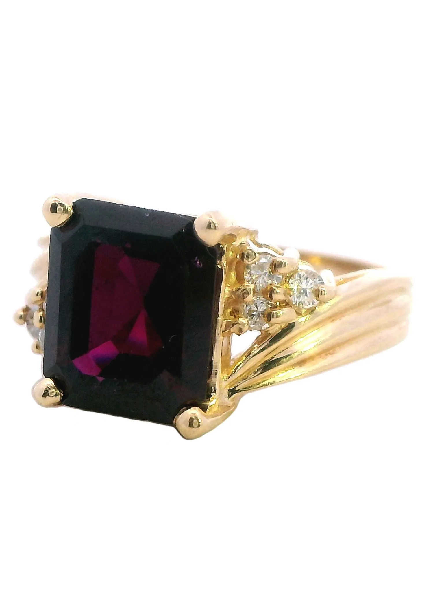 Stunning Yellow Gold Ring with Exquisite Amethyst and Diamonds