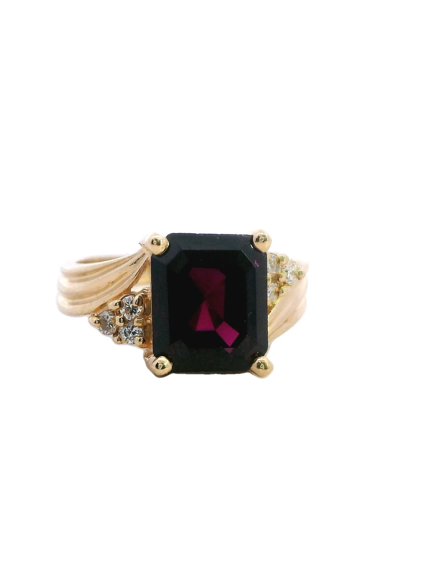 Stunning Yellow Gold Ring with Exquisite Amethyst and Diamonds