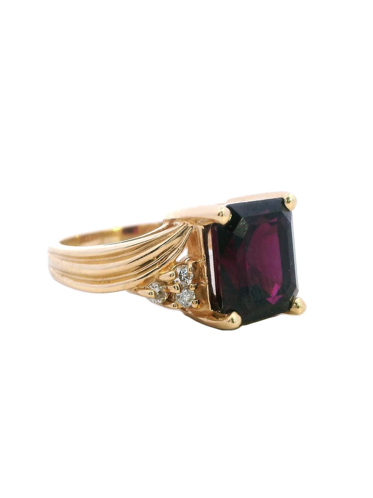 Stunning Yellow Gold Ring with Exquisite Amethyst and Diamonds