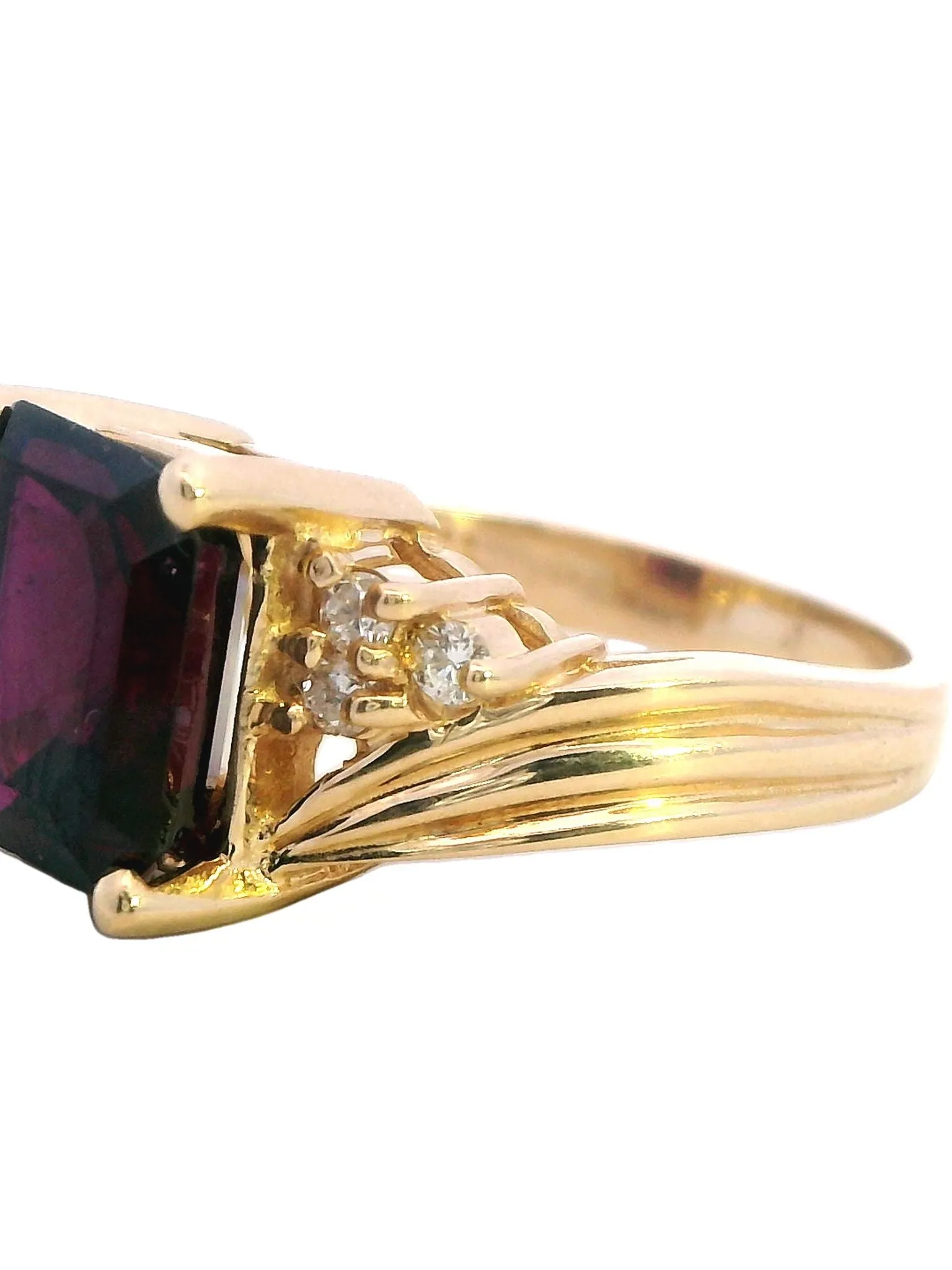 Stunning Yellow Gold Ring with Exquisite Amethyst and Diamonds