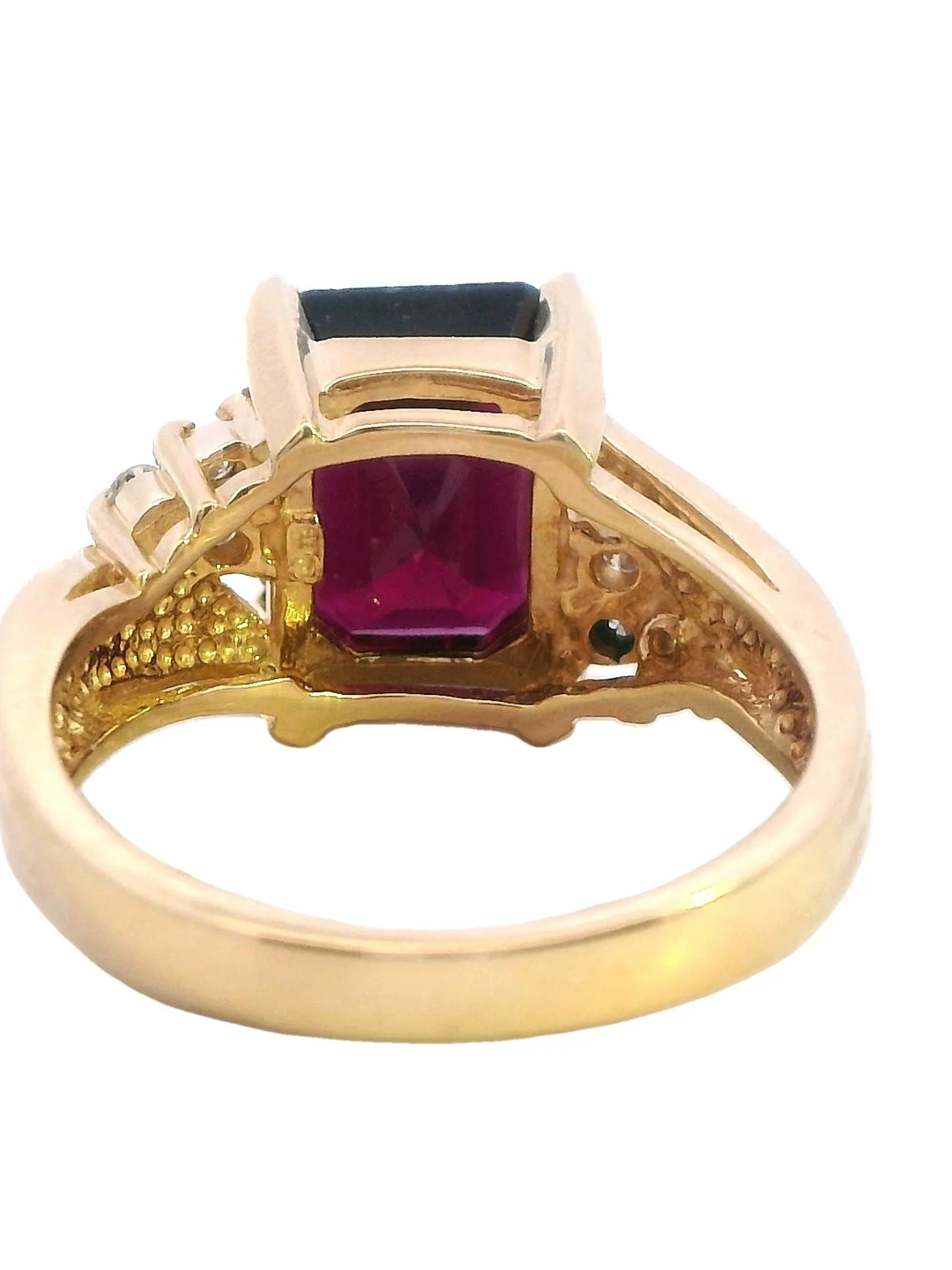 Stunning Yellow Gold Ring with Exquisite Amethyst and Diamonds