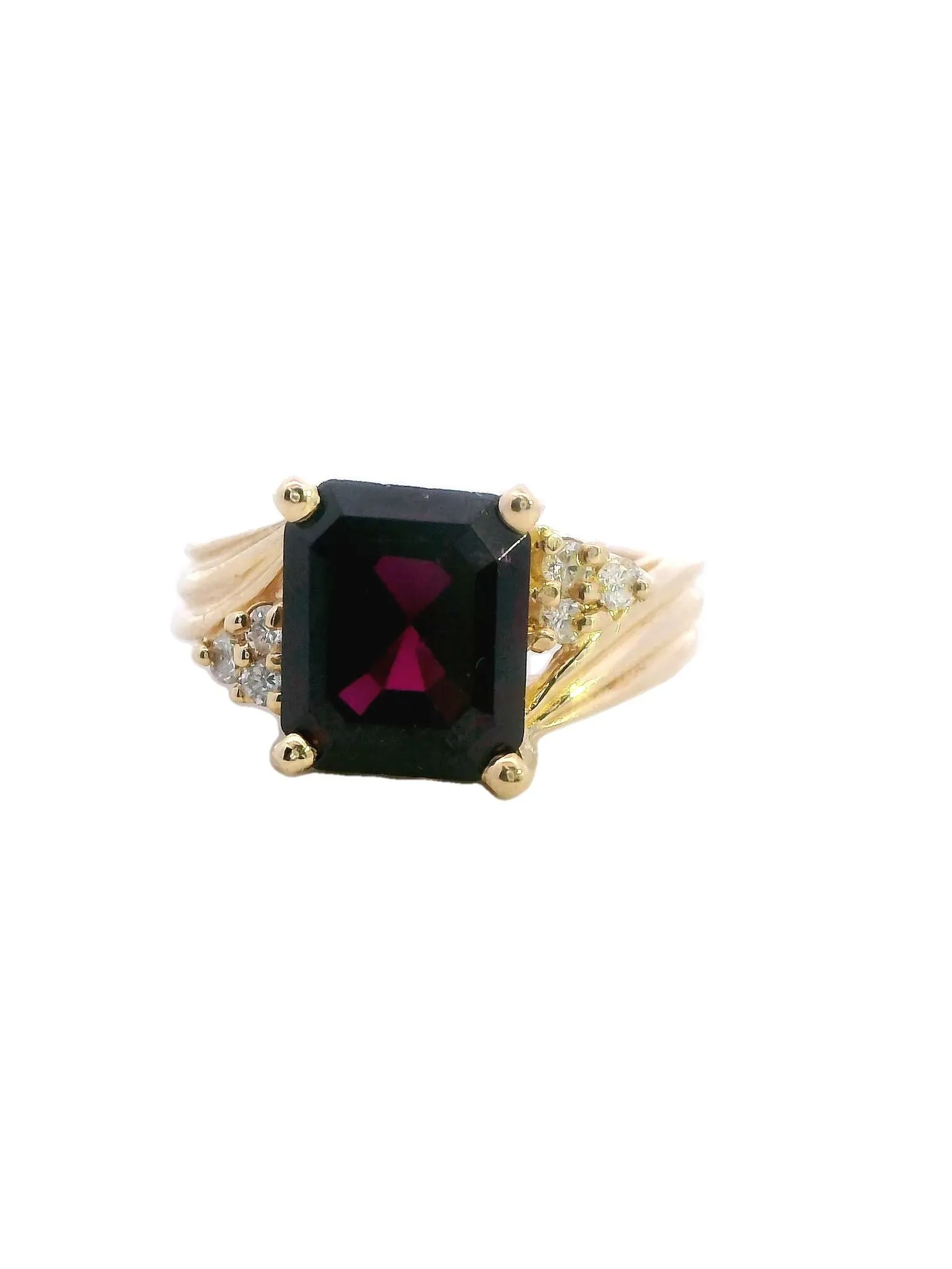Stunning Yellow Gold Ring with Exquisite Amethyst and Diamonds