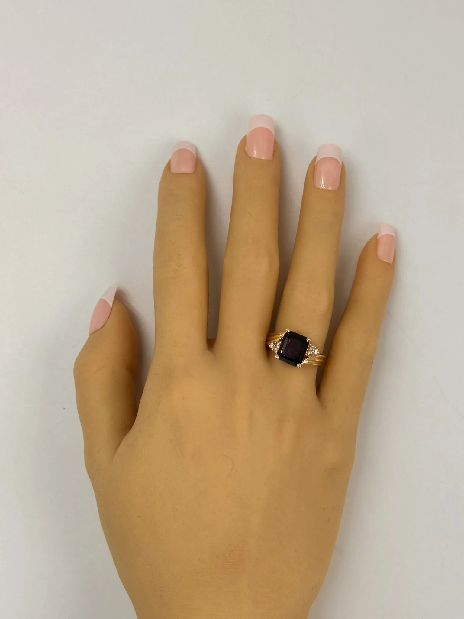 Stunning Yellow Gold Ring with Exquisite Amethyst and Diamonds