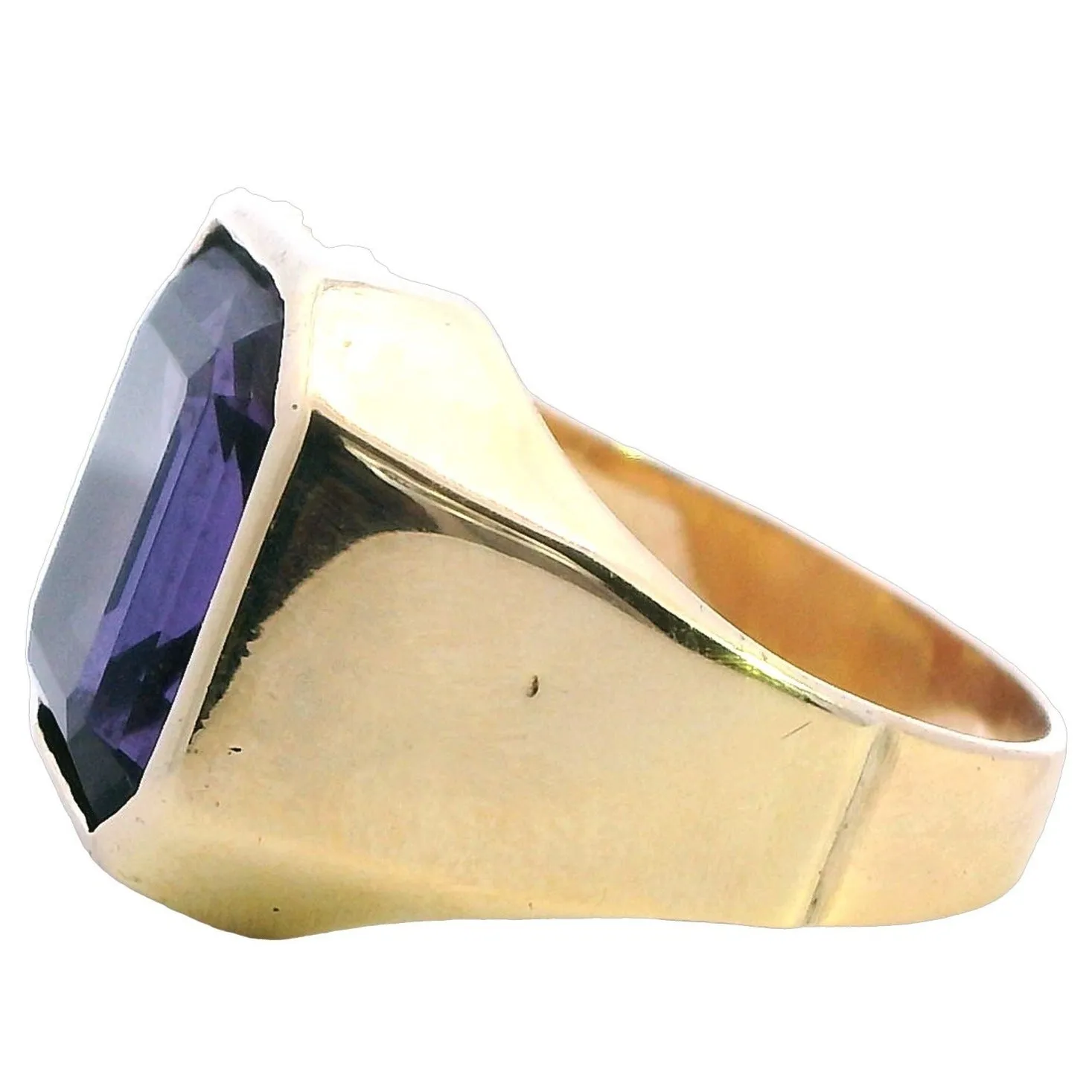 Valentine Enchantment: 9ct Yellow Gold Ring W/Colour Change Synthetic Sapphire