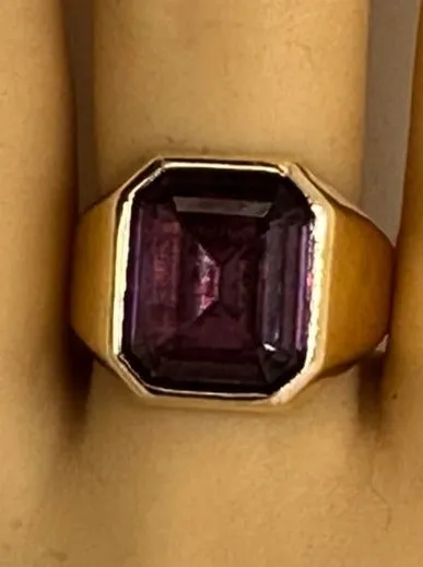 Valentine Enchantment: 9ct Yellow Gold Ring W/Colour Change Synthetic Sapphire