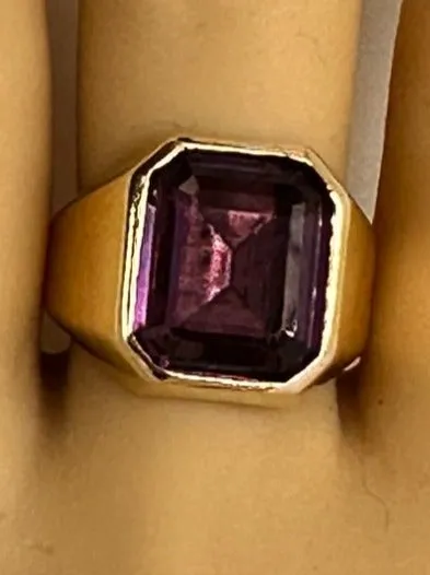 Valentine Enchantment: 9ct Yellow Gold Ring W/Colour Change Synthetic Sapphire
