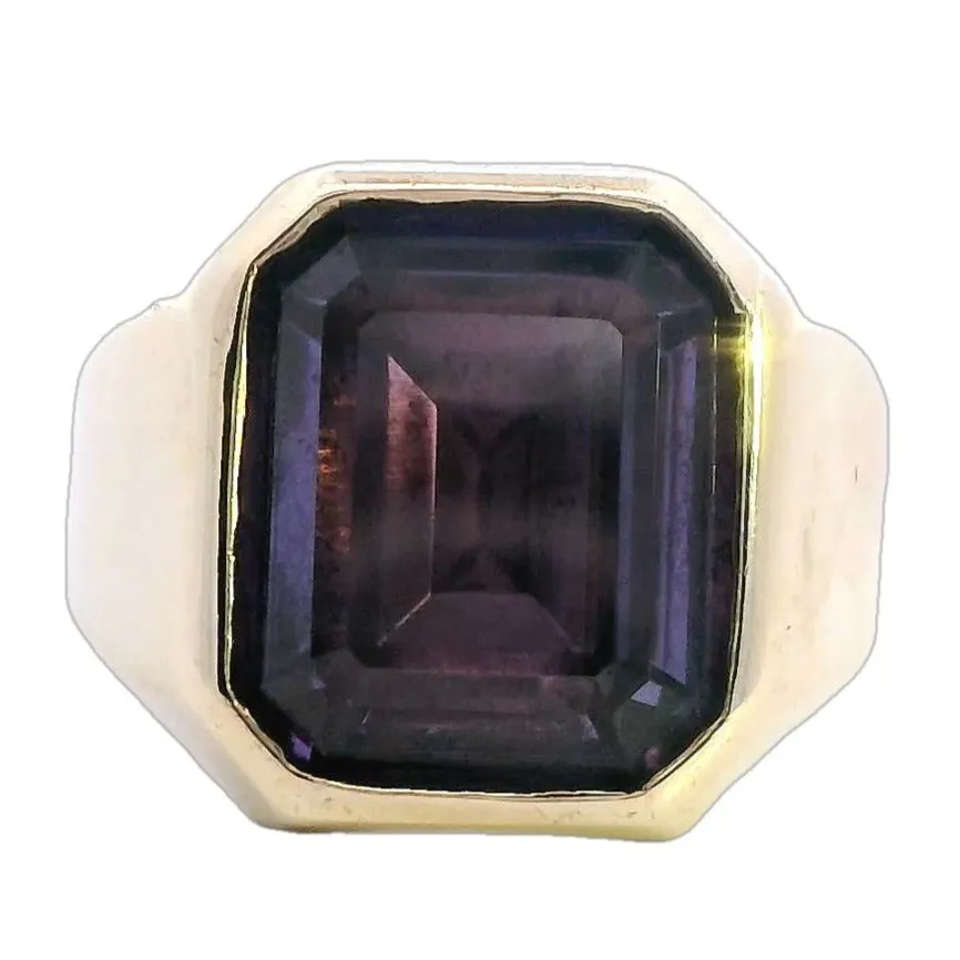 Valentine Enchantment: 9ct Yellow Gold Ring W/Colour Change Synthetic Sapphire