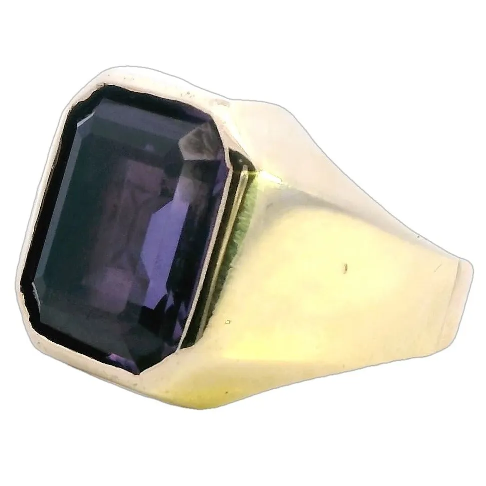 Valentine Enchantment: 9ct Yellow Gold Ring W/Colour Change Synthetic Sapphire